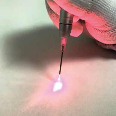 Laser dentaire diode SWT en usage clinique — main gantée application sur gencive